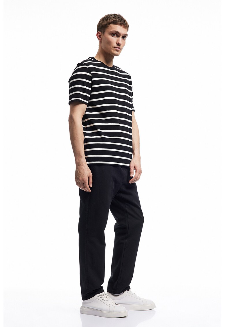 Pantaloni conici de bumbac cu buzunare laterale