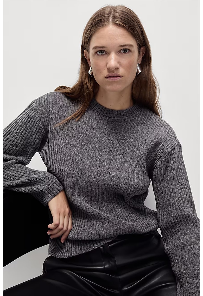 Pulover cu striatii si decolteu la baza gatului