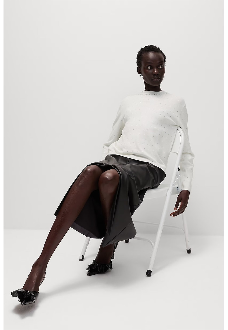 Pulover cu decolteu la baza gatului si strasuri