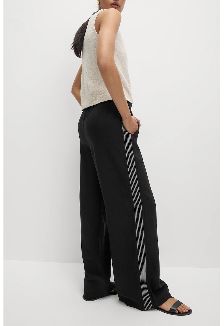 Pantaloni cu croiala ampla si dungi laterale