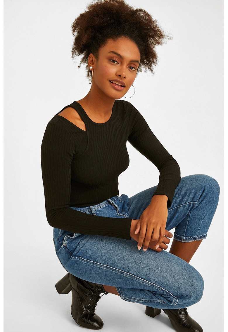 Bluza cu decupaj pe umeri