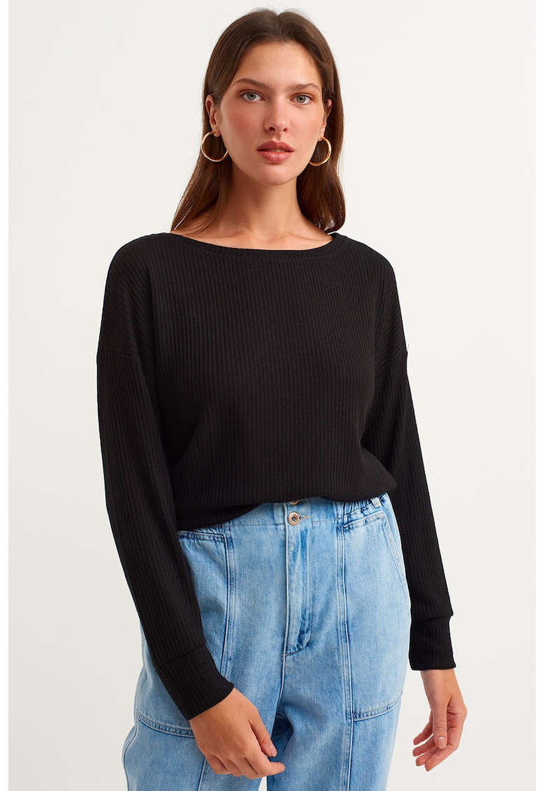 Pulover cu decolteu barcuta si maneci cazute