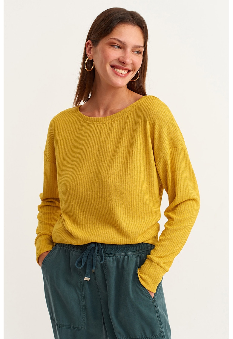 Pulover cu decolteu barcuta si maneci cazute Pulover cu decolteu barcuta si maneci cazute