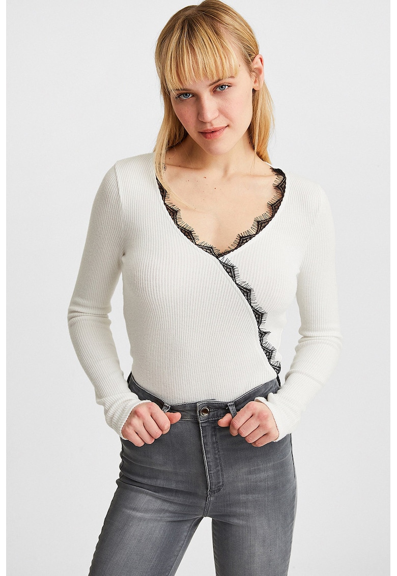 Bluza slim fit striata cu detalii de dantela Bluza slim fit striata cu detalii de dantela