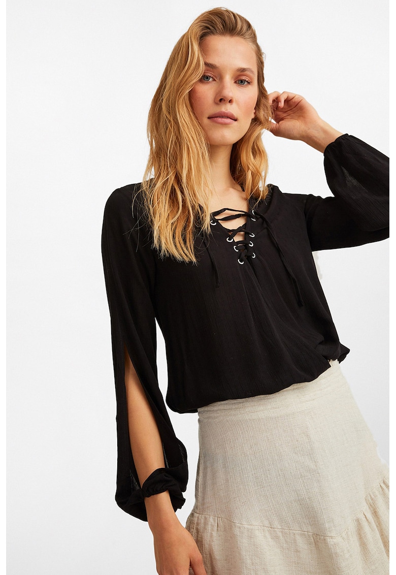 Bluza cu decupaje pe maneci