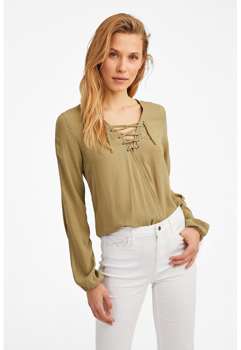 Bluza cu decupaje pe maneci