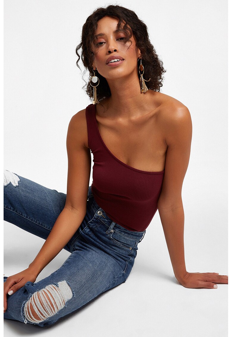 Top crop cu decolteu pe un umar - Visiniu