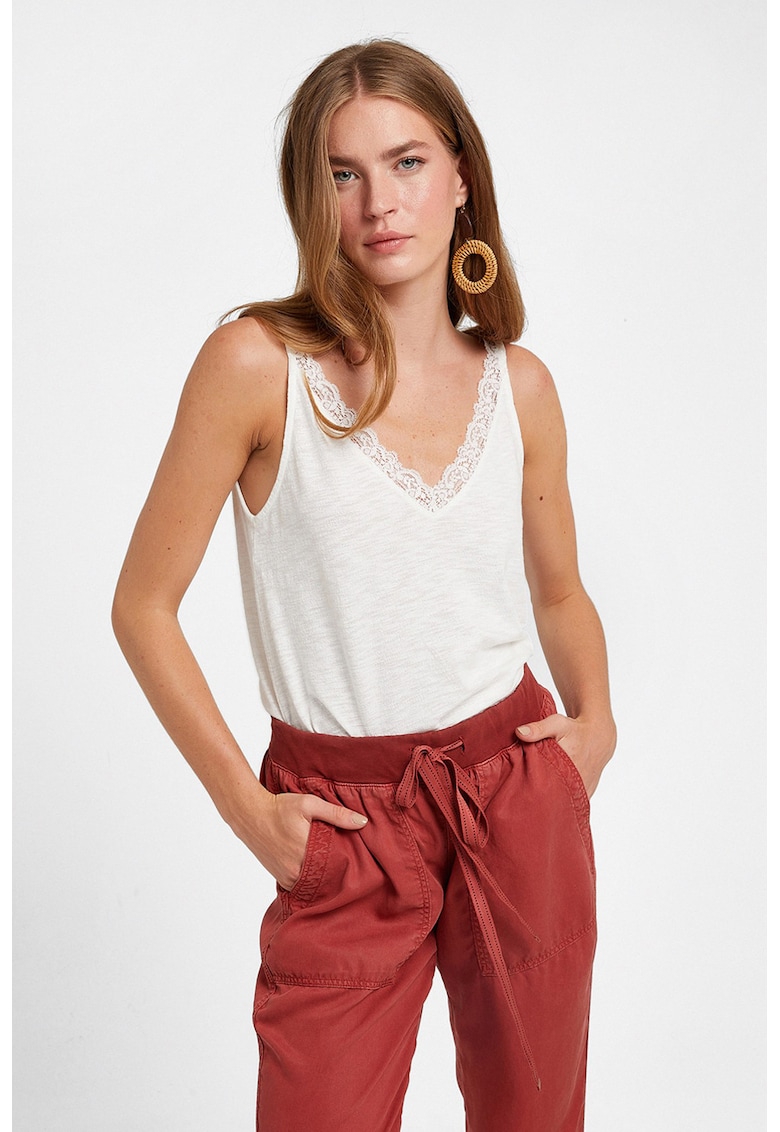 Top lejer cu captuseala din dantela