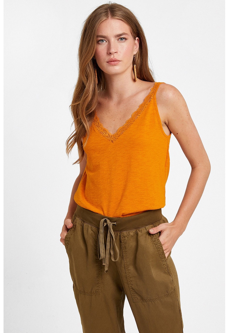 Top lejer cu captuseala din dantela