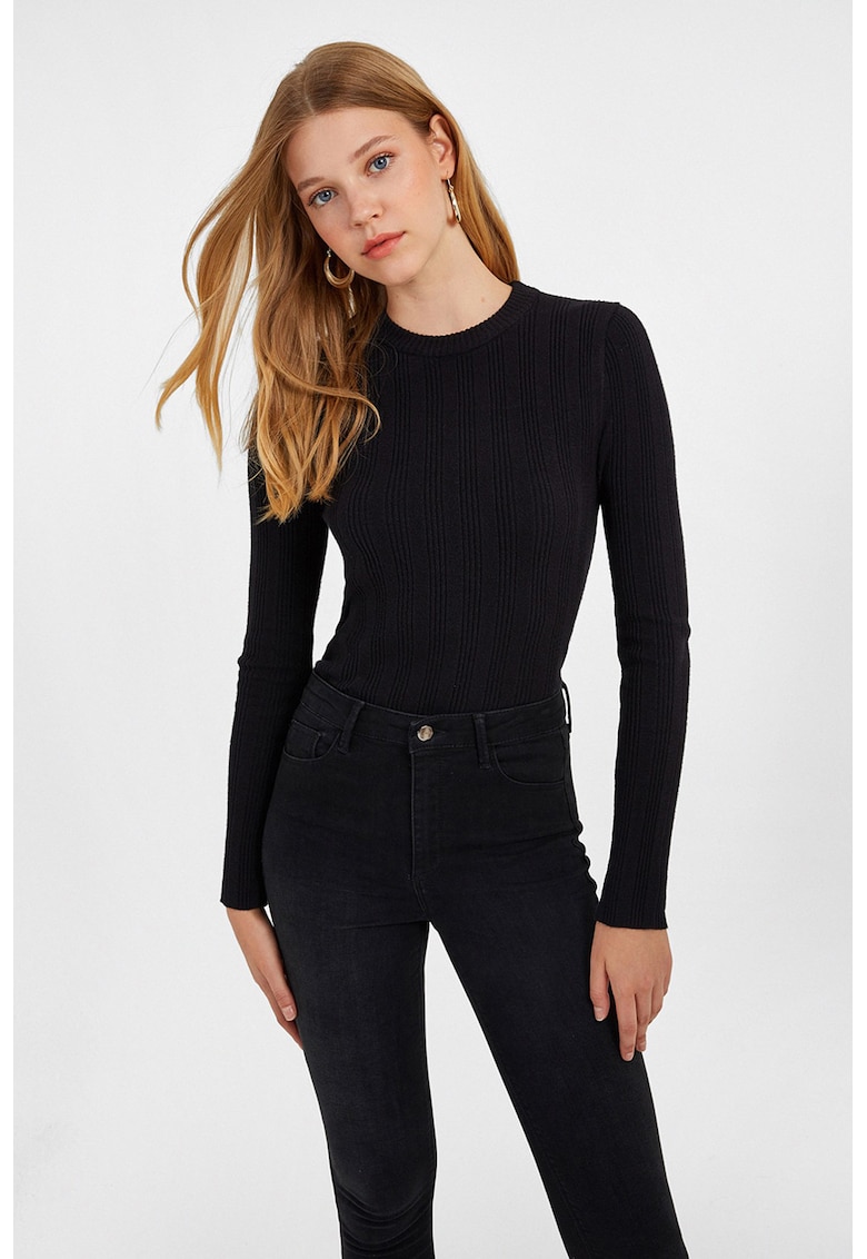 Pulover striat cu decolteu rotund