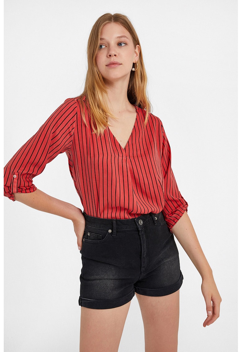 Bluza cu decolteu in V - model in dungi si maneci trei sferturi