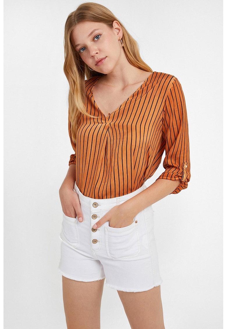 Bluza cu decolteu in V - model in dungi si maneci trei sferturi