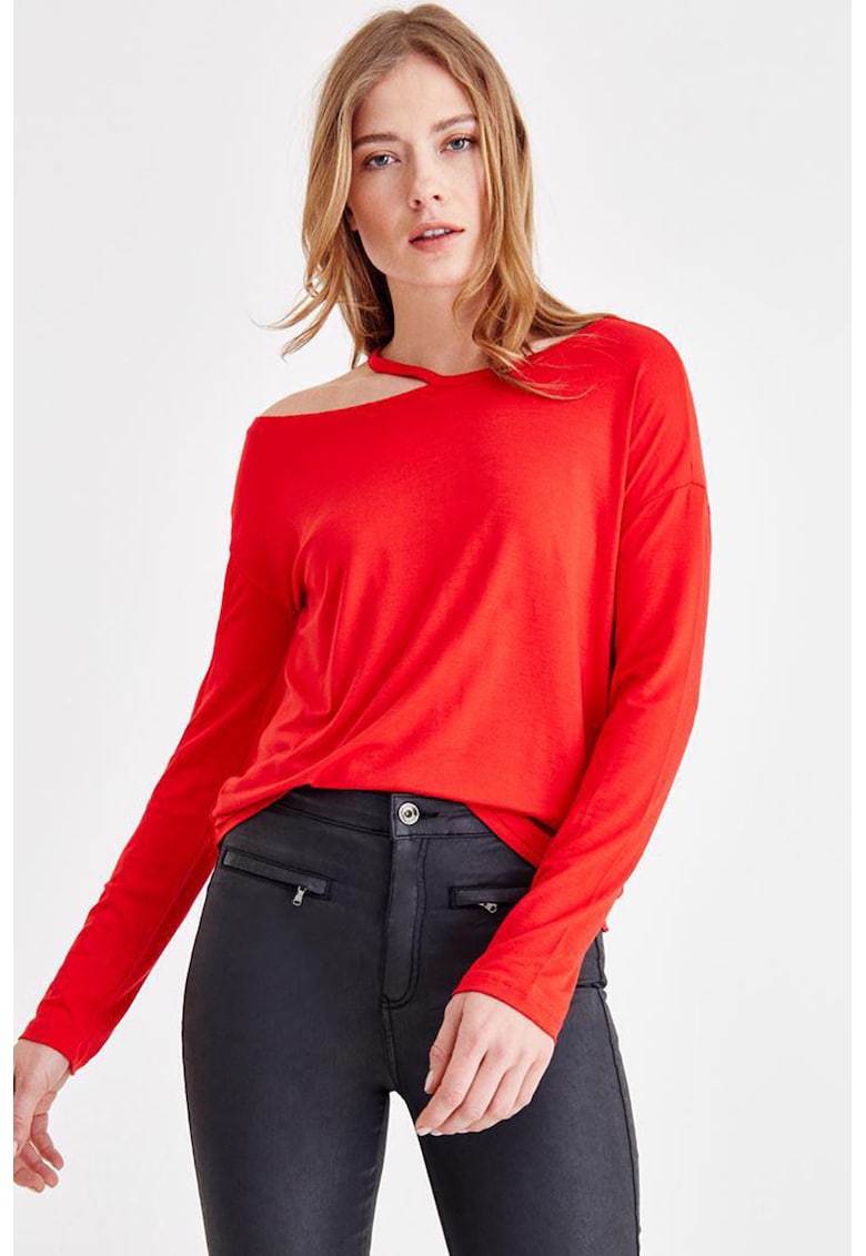 Bluza cu decolteu pe un umar si decupaj
