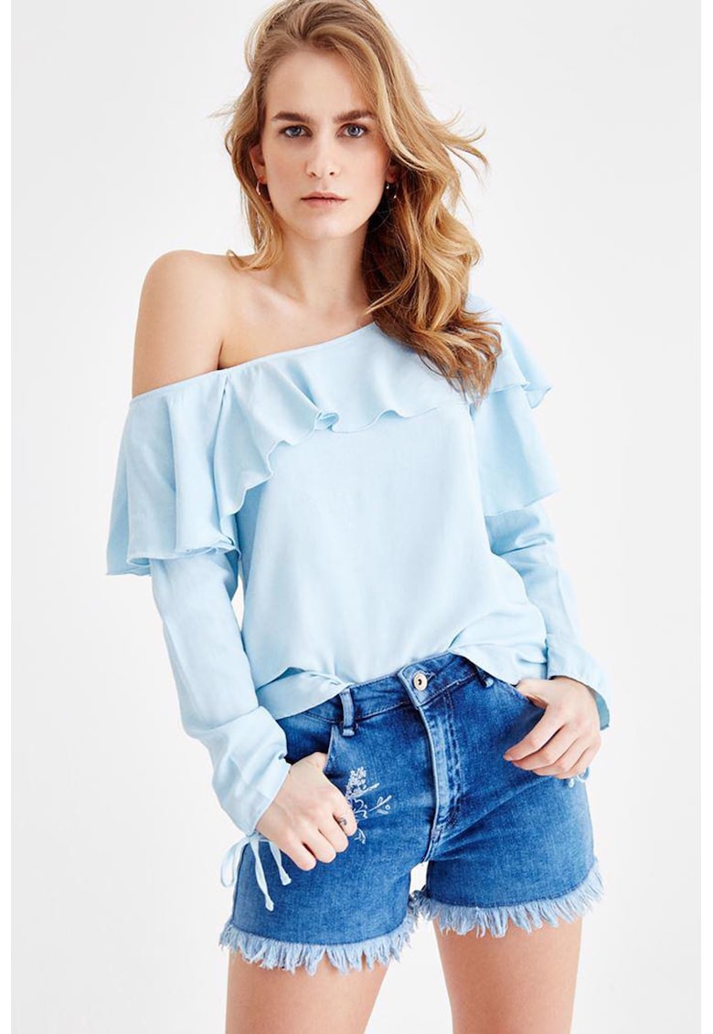 Bluza cu volane si decolteu pe un umar