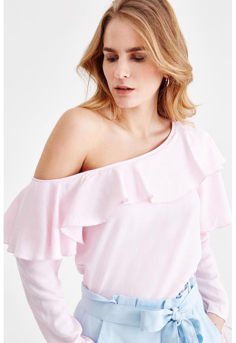 Bluza cu volane si decolteu pe un umar