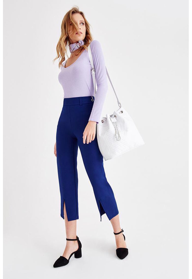 Pantaloni crop cu slituri la terminatie
