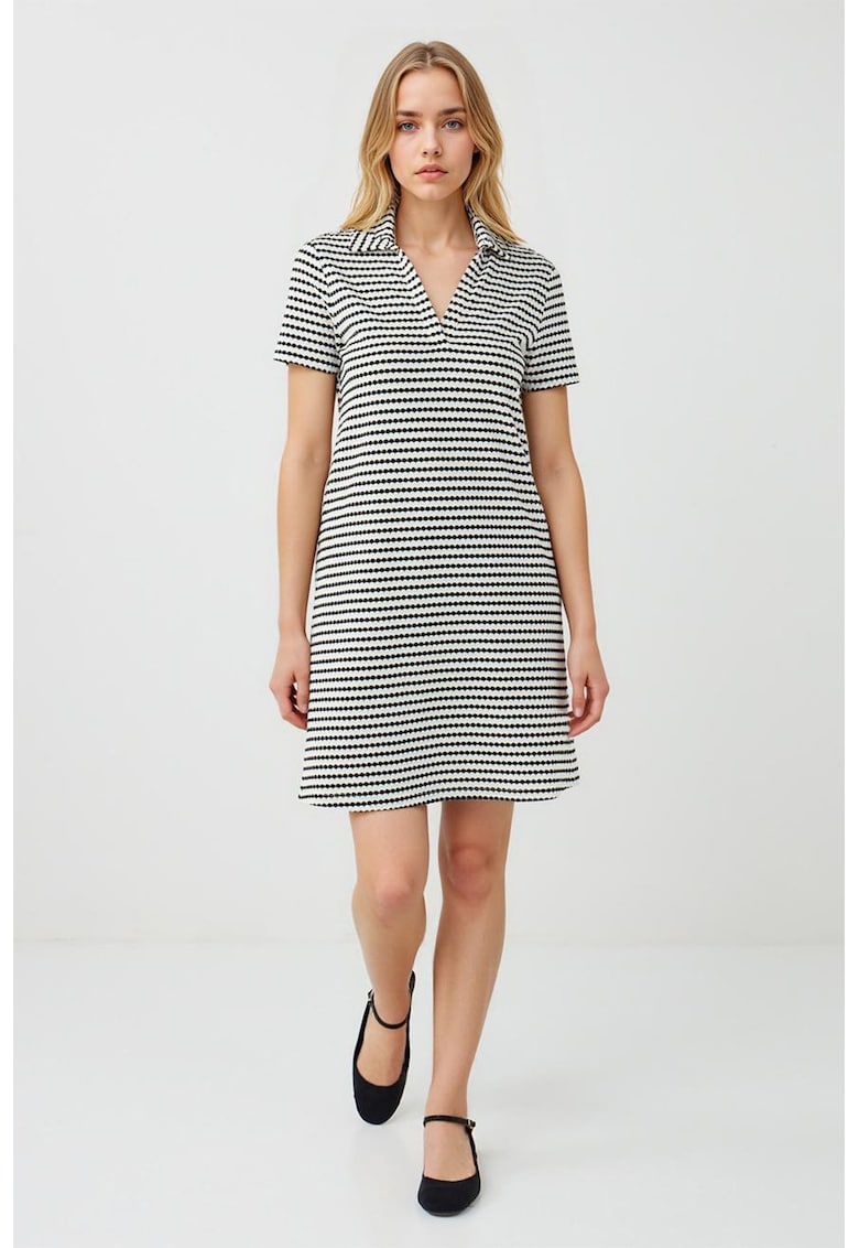 Rochie cu model si guler ascutit