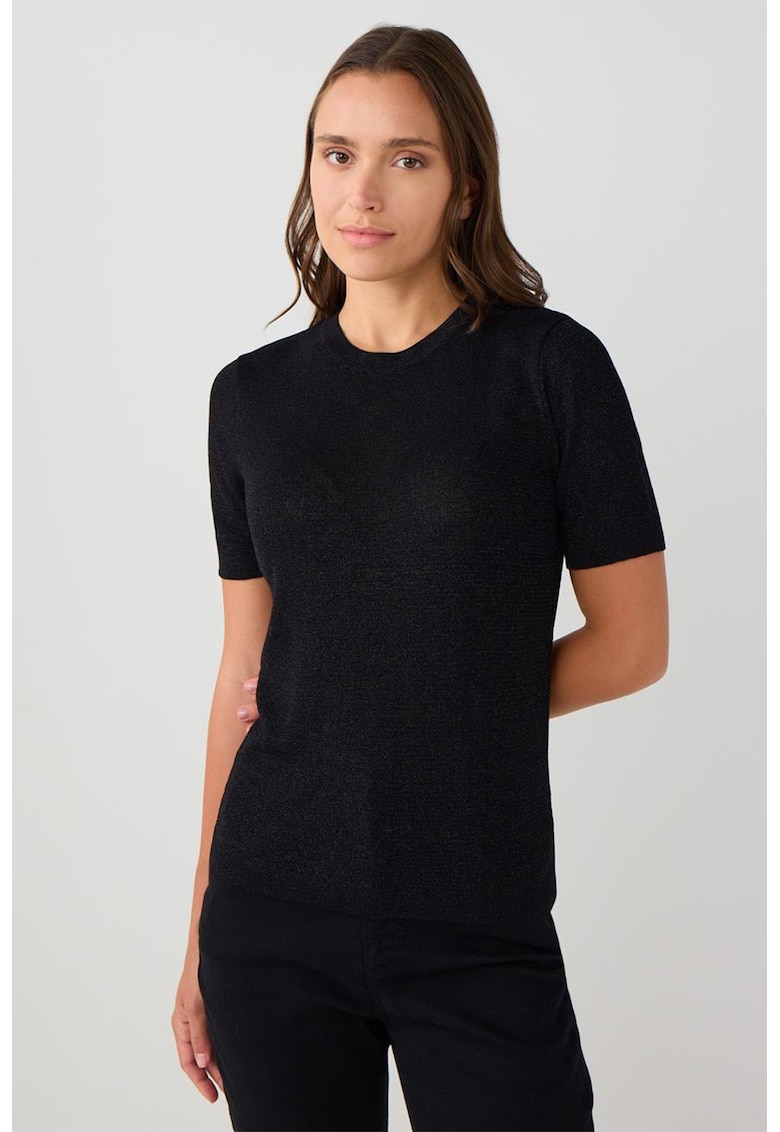 Pulover cu maneci scurte si decolteu la baza gatului