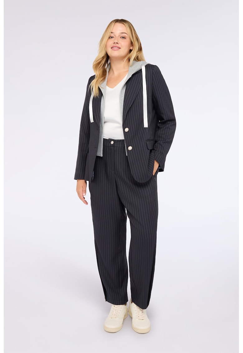 Pantaloni cu croiala balon si model in dungi