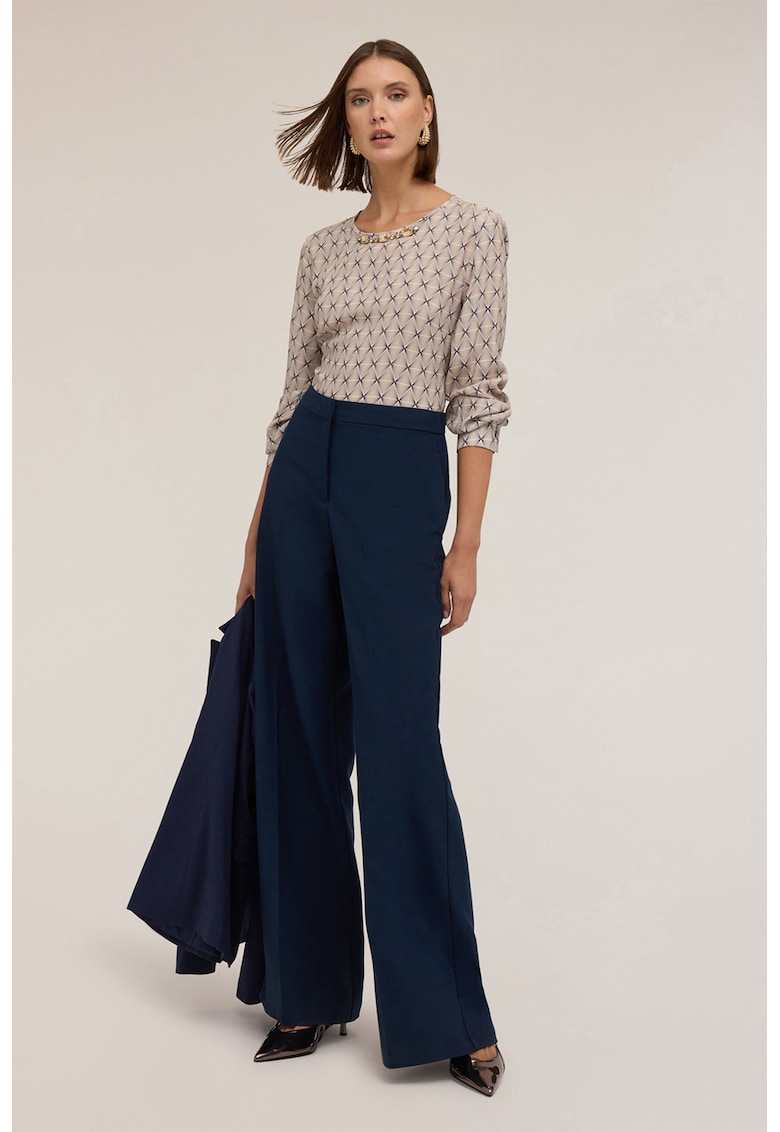 Bluza cu model si decolteu cu bijuterii