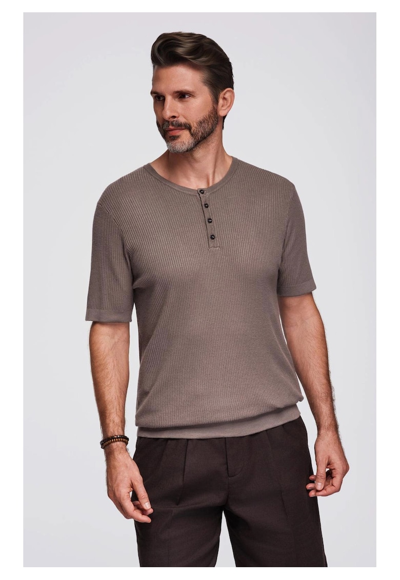 Tricou slim fit cu striatii si decolteu henley