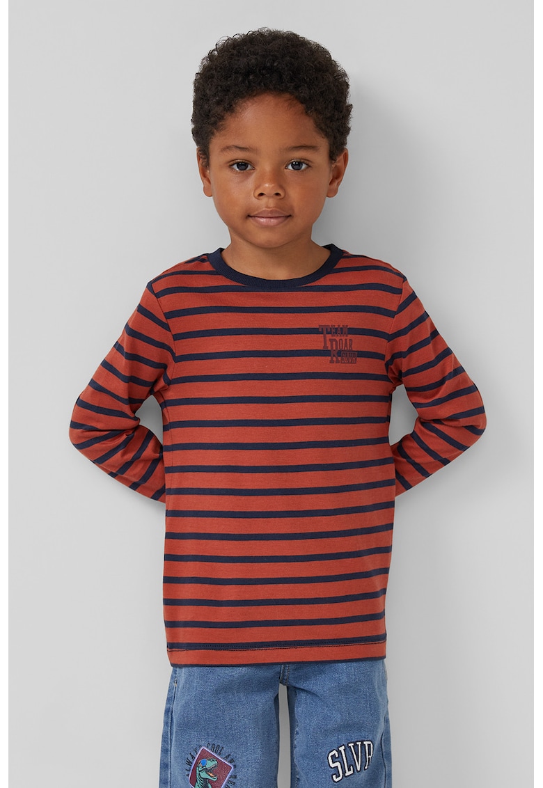 Bluza cu dungi si decolteu la baza gatului