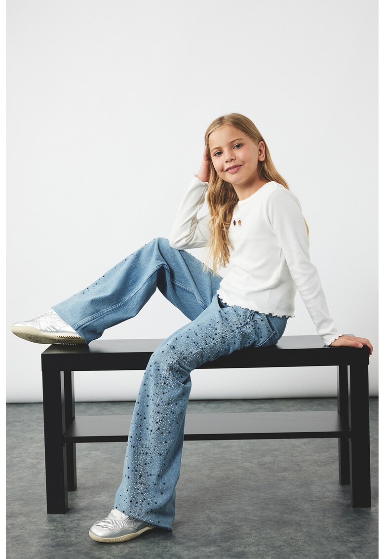 Blugi cu croiala ampla si strasuri