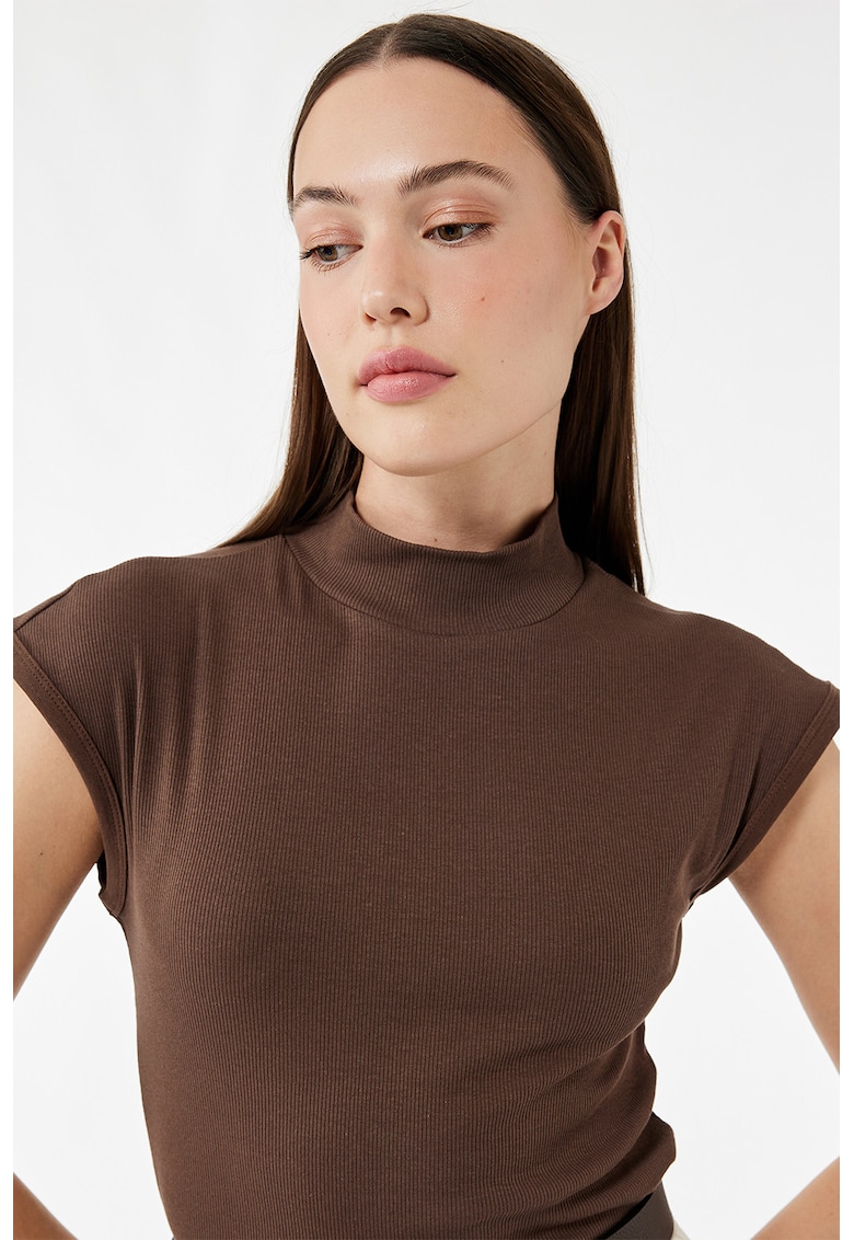 Tricou cu guler scurt