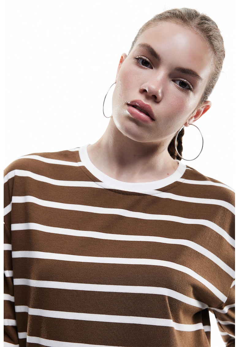 Bluza cu decolteu la baza gatului si model in dungi
