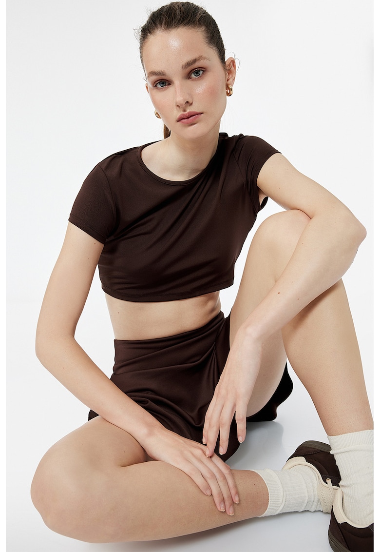 Tricou crop cu decolteu la baza gatului