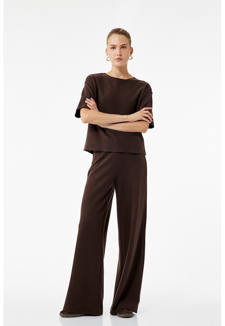 Pantaloni cu croiala ampla si model uni