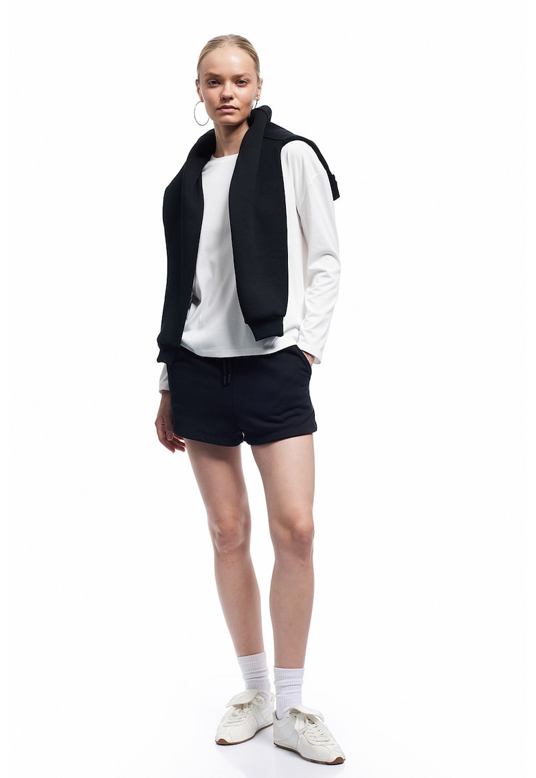 Bluza cu decolteu la baza gatului si model in dungi