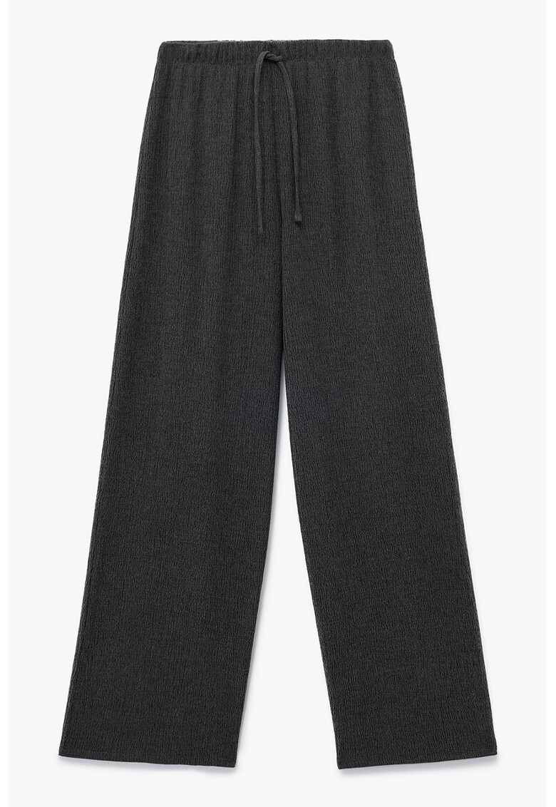 Pantaloni cu croiala ampla si snur in talie
