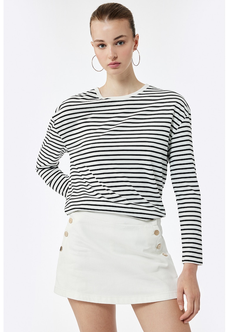 Bluza cu decolteu la baza gatului si model in dungi