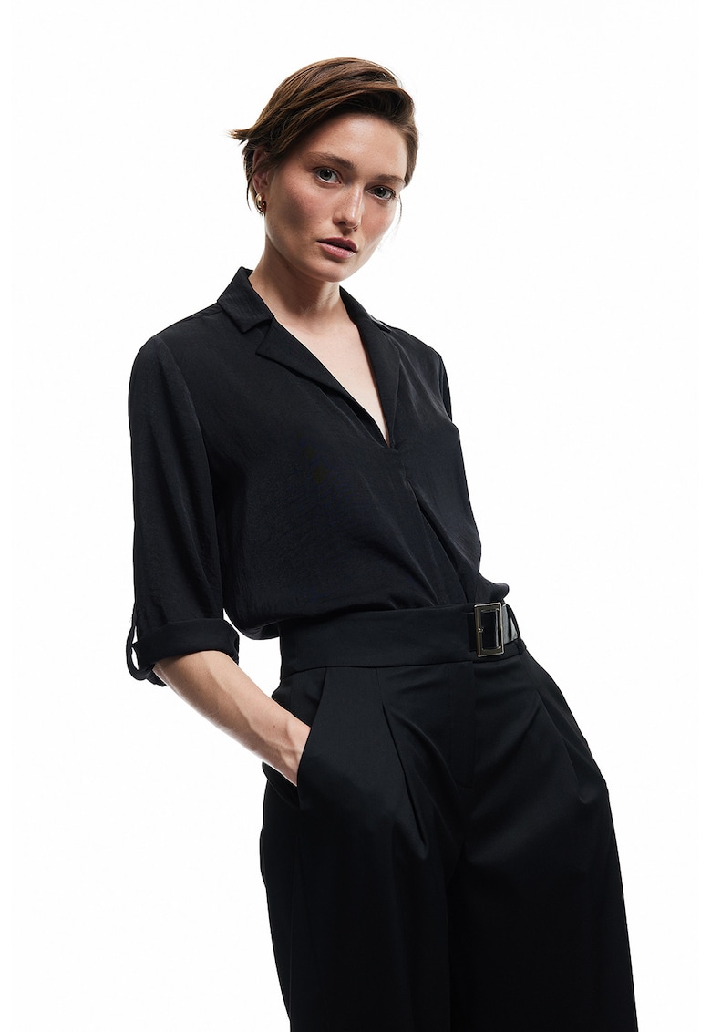 Bluza cu decolteu in V si aspect satinat