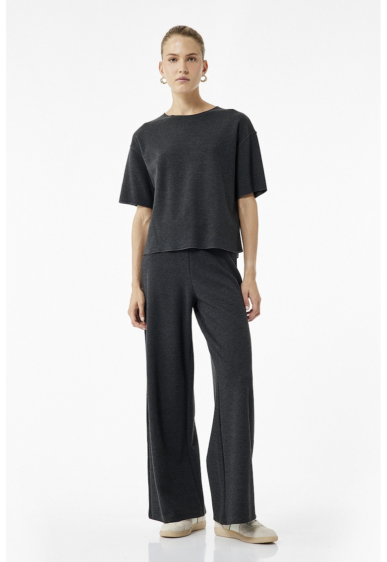 Pantaloni cu croiala ampla si model uni