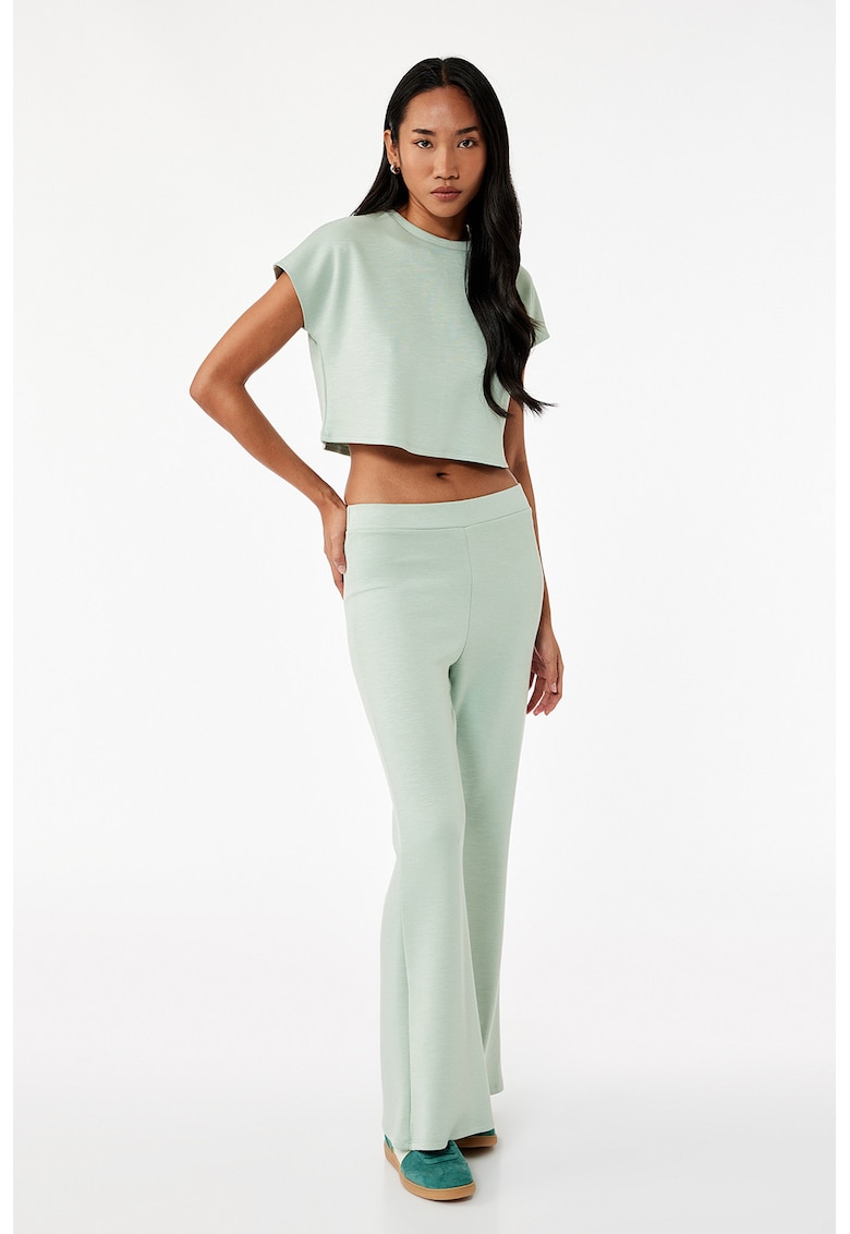 Tricou crop cu model uni - Verde pal