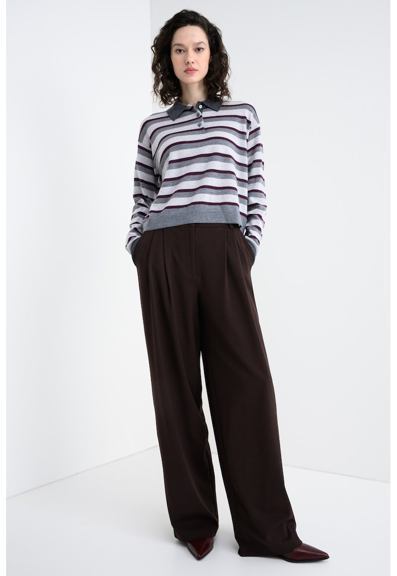 Pulover din lana cu fenta cu nasturi si dungi