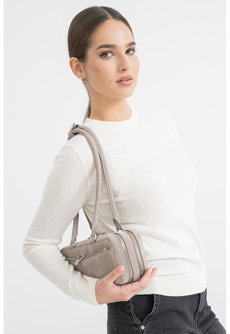 Pulover de lana cu guler la baza gatului