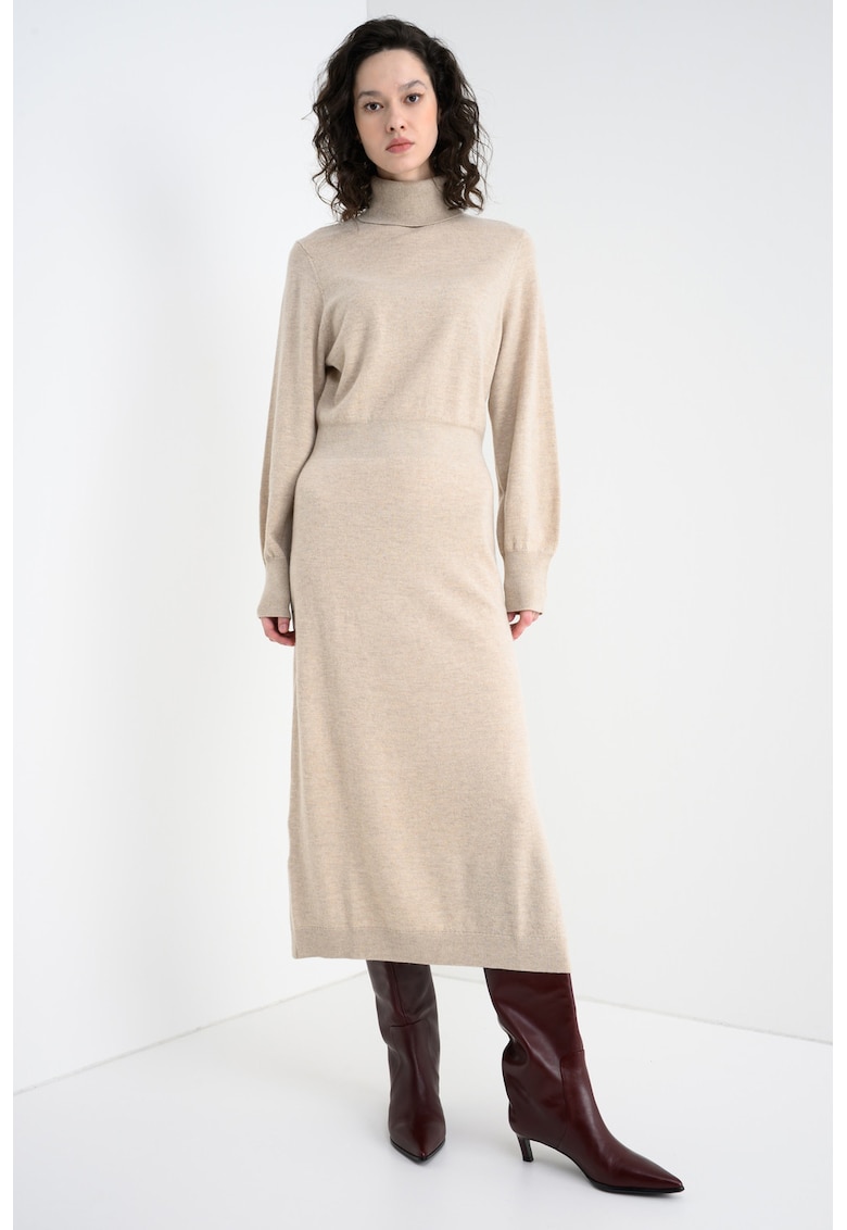 Rochie tricotata fin de lana cu guler inalt si slit lateral