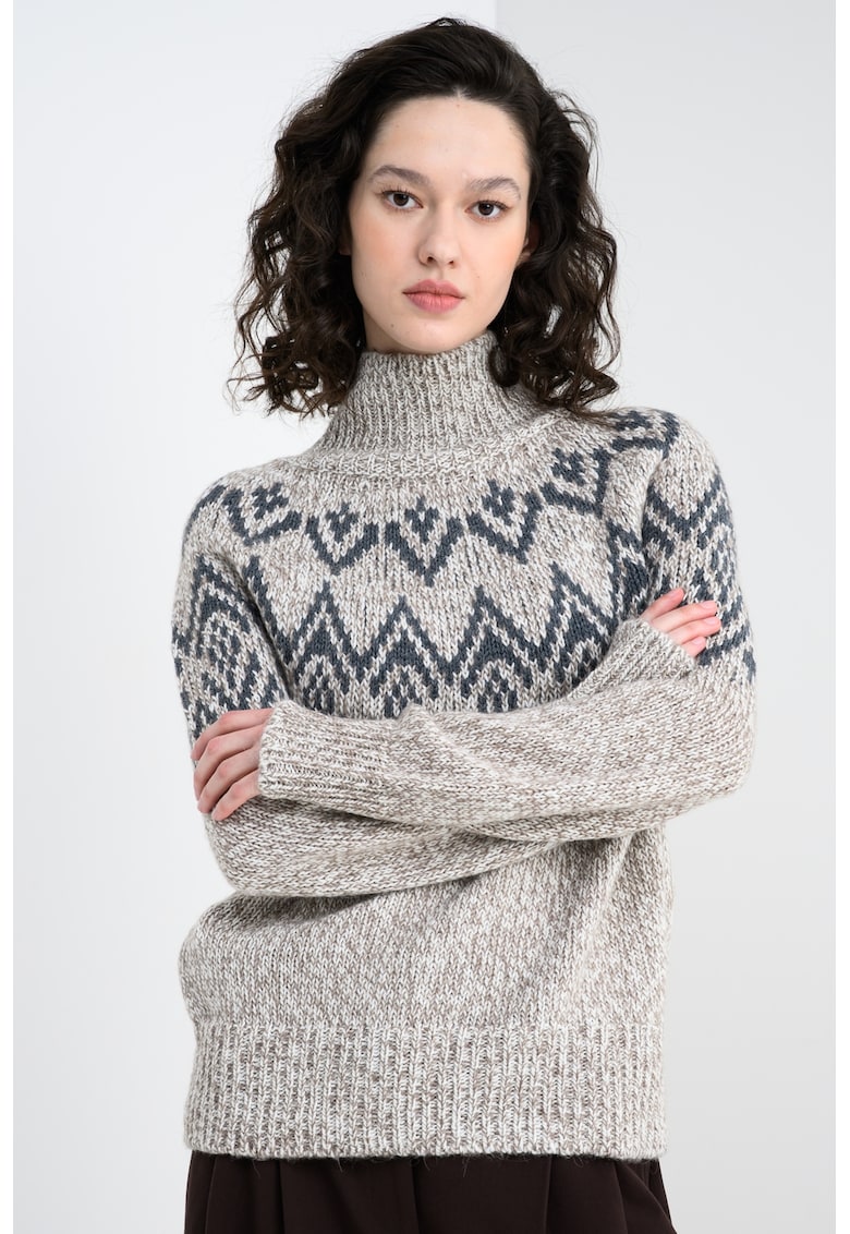 Pulover cu guler inalt si model