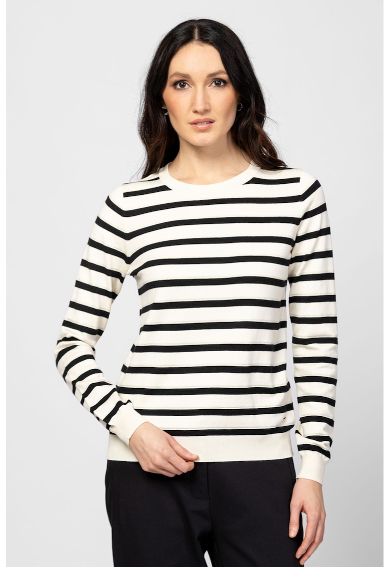 Pulover cu decolteu rotund si model in dungi