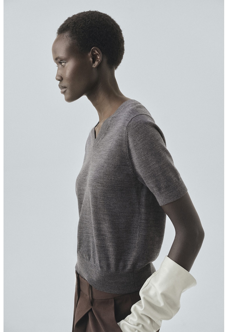 Pulover din lana cu decolteu in V