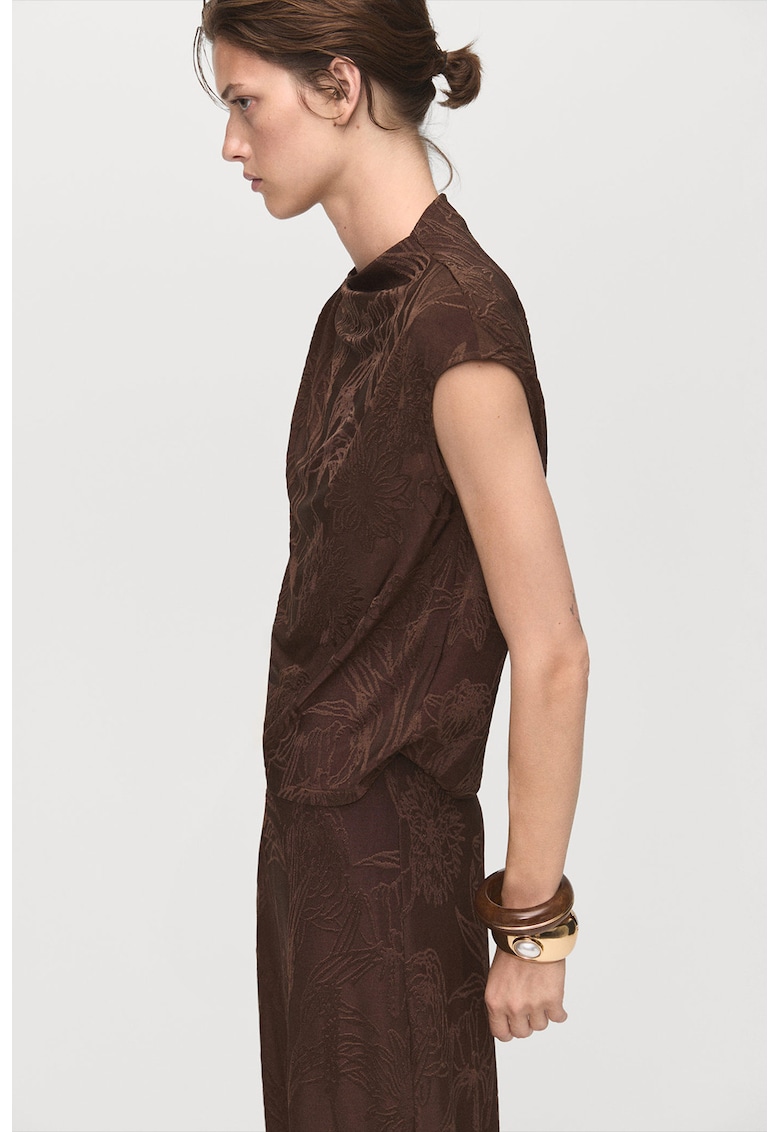 Bluza cu model floral brodat si decolteu la baza gatului