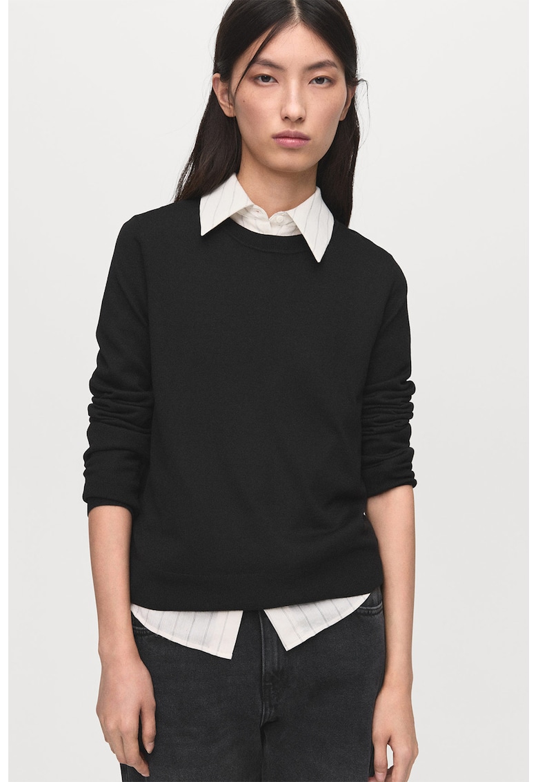 Pulover tricotat cu decolteu la baza gatului