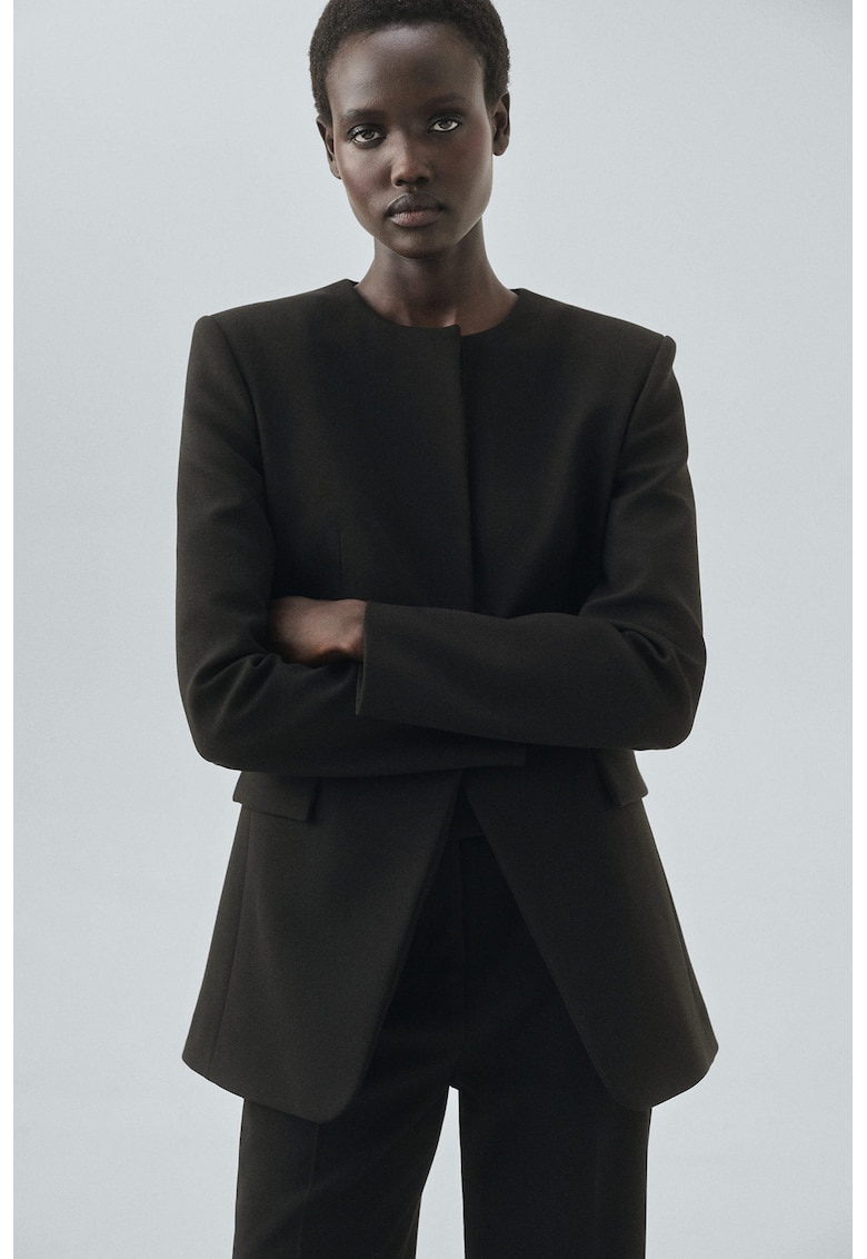 Trenci scurt cu decolteu la baza gatului