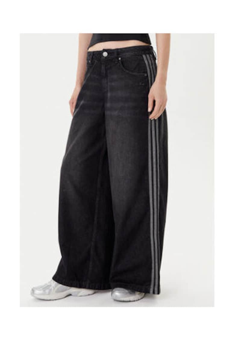 Blugi cu croiala ampla si dungi laterale