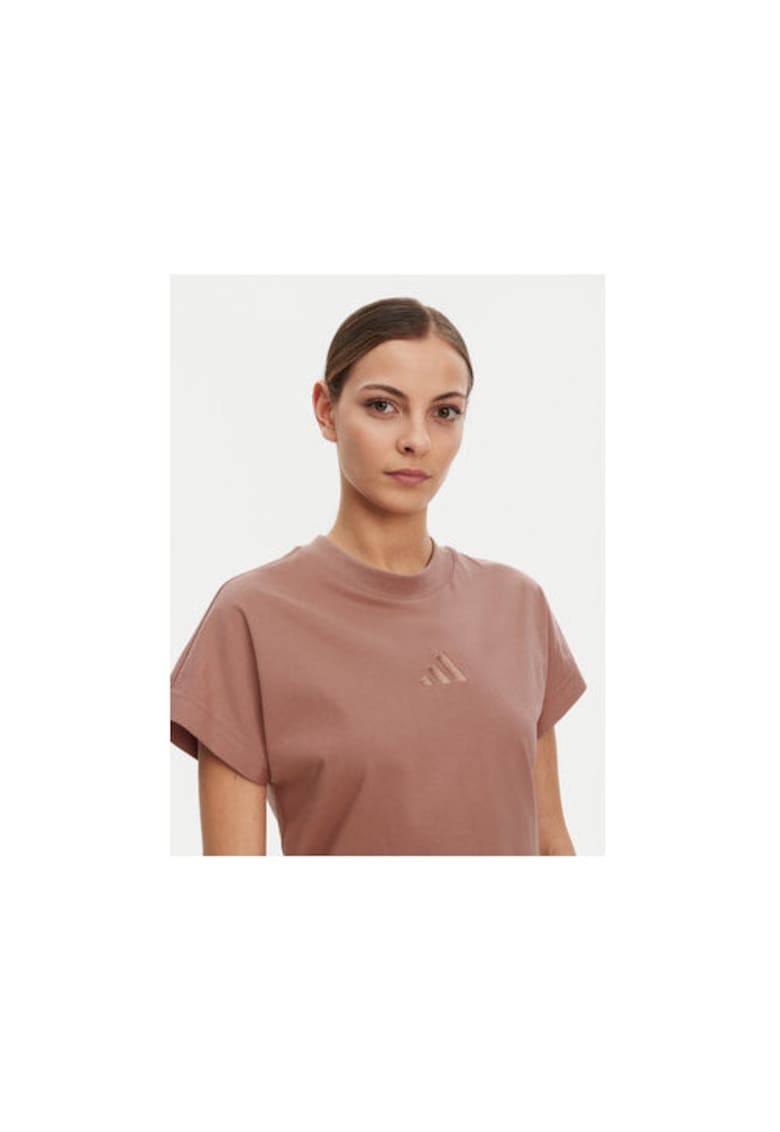 Tricou cu decolteu la baza gatului