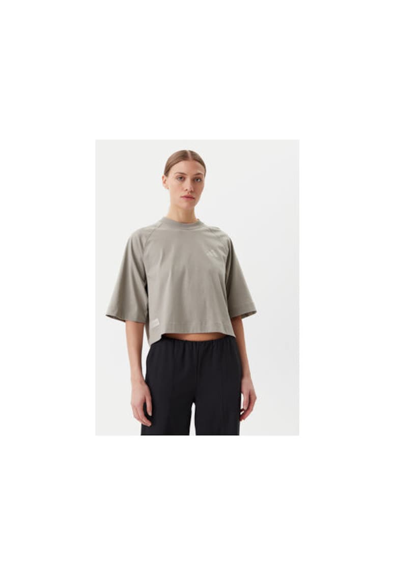 Tricou crop lifestyle