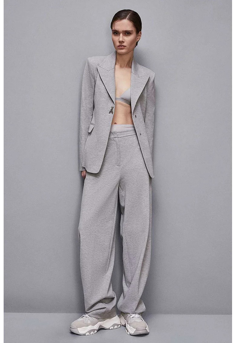 Sacou cambrat cu detaliu metalic tip logo